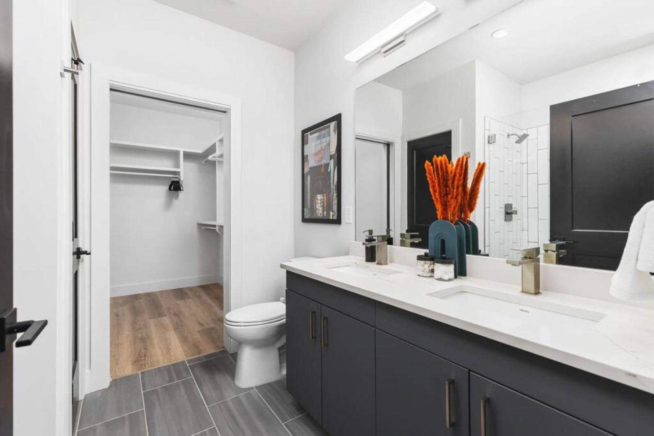 Luxury 2 Bedroom 4 Bed With Huge Wrap Around Patio Gym And Pool Apartment Nashville