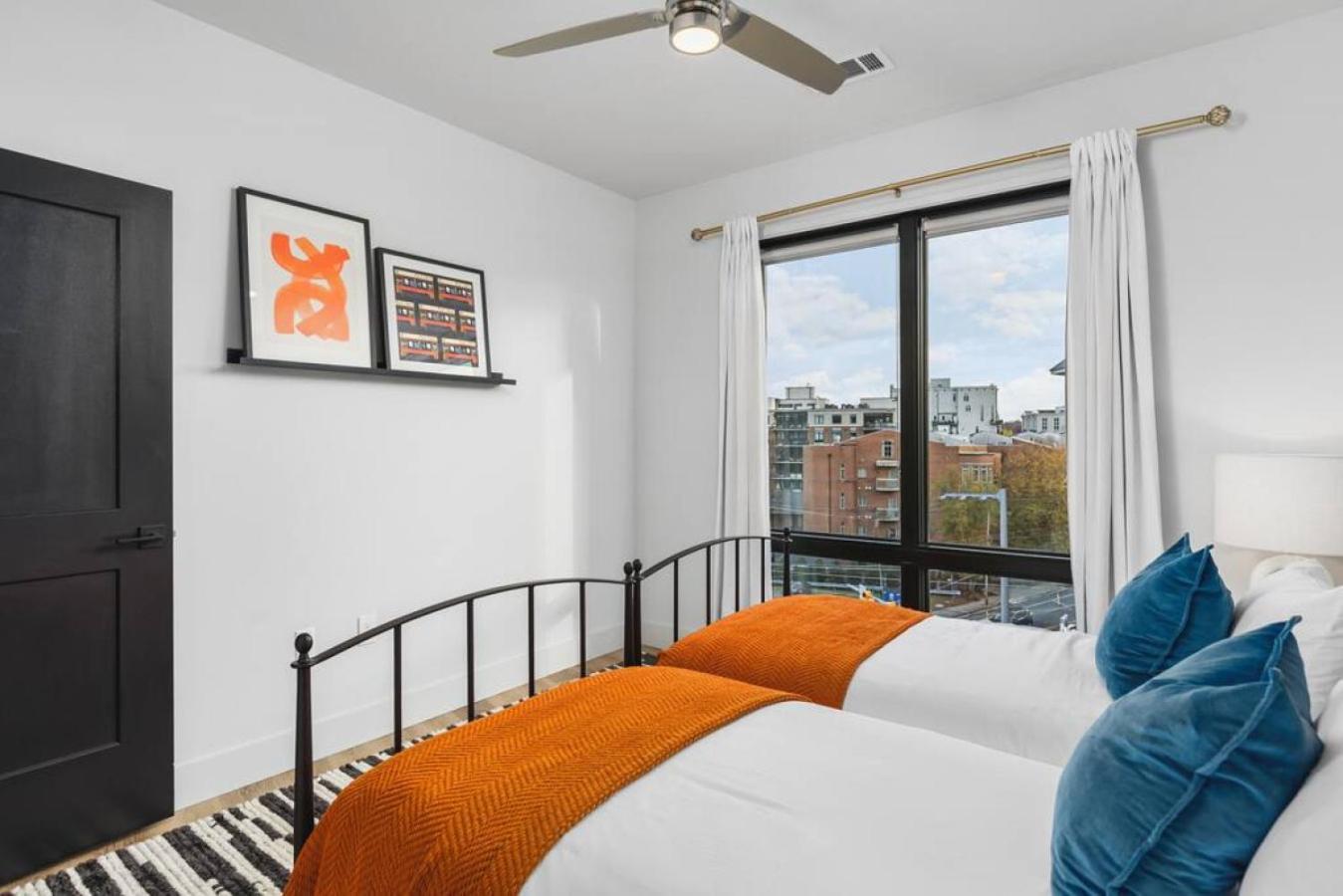 Luxury 2 Bedroom 4 Bed With Huge Wrap Around Patio Gym And Pool Apartment