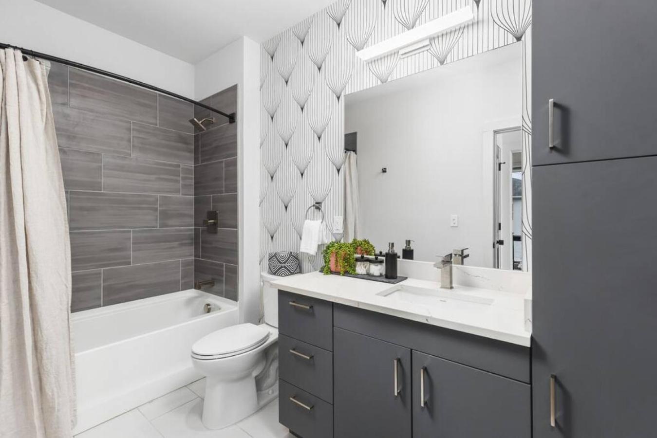 Luxury 2 Bedroom 4 Bed With Huge Wrap Around Patio Gym And Pool * Nashville