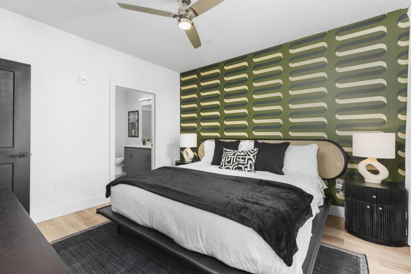 Luxury 2 Bedroom 4 Bed With Huge Wrap Around Patio Gym And Pool Nashville