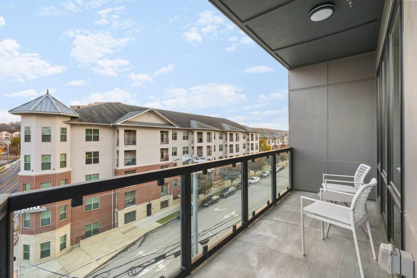 Luxury 2 Bedroom 4 Bed With Huge Wrap Around Patio Gym And Pool Apartment