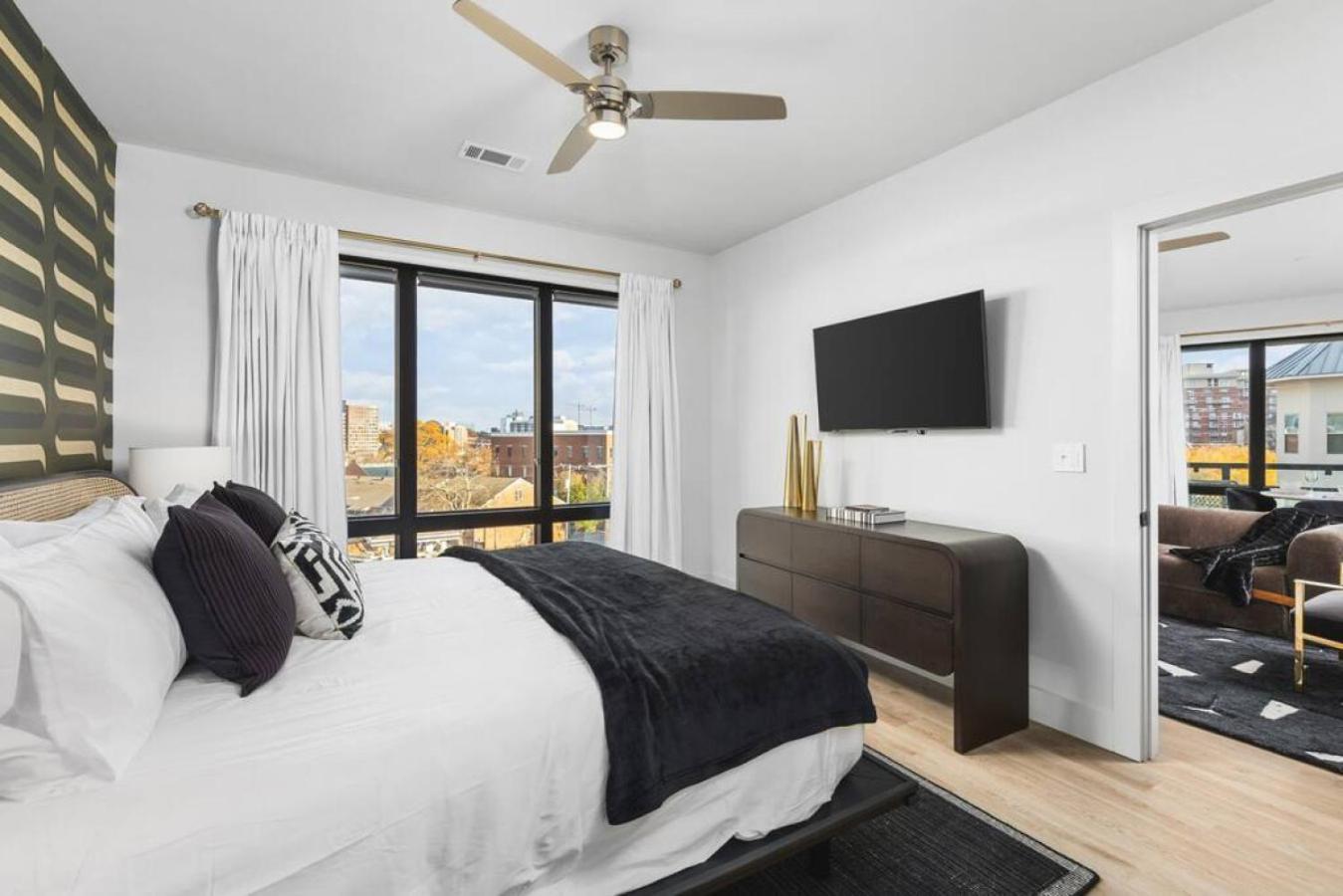 Luxury 2 Bedroom 4 Bed With Huge Wrap Around Patio Gym And Pool