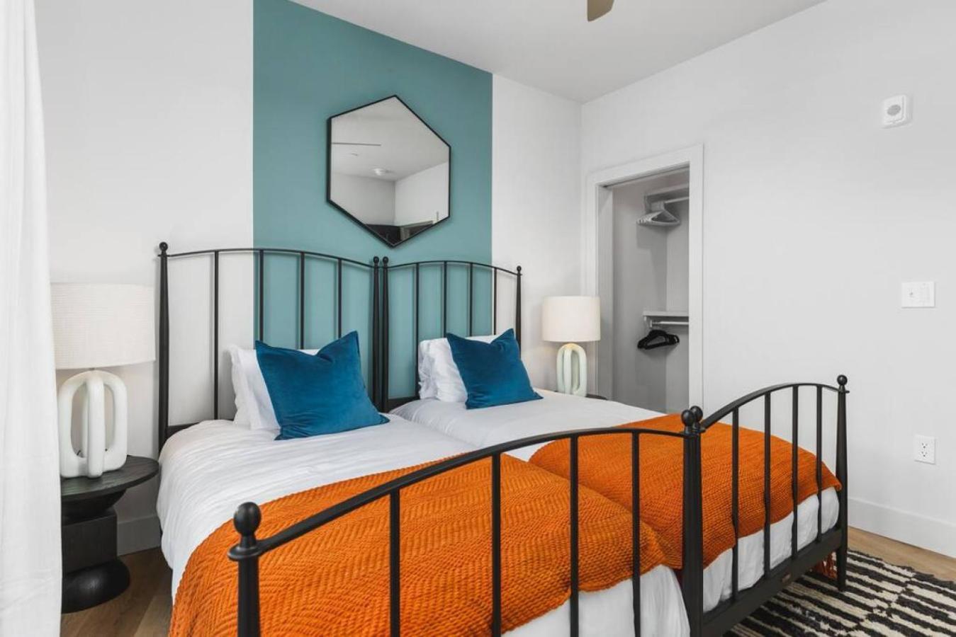Luxury 2 Bedroom 4 Bed With Huge Wrap Around Patio Gym And Pool Apartment *