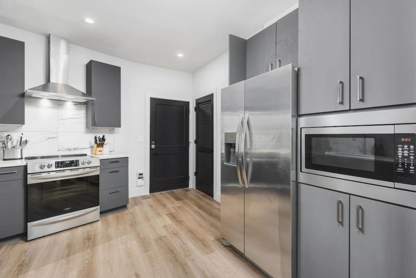Luxury 2 Bedroom 4 Bed With Huge Wrap Around Patio Gym And Pool Apartment