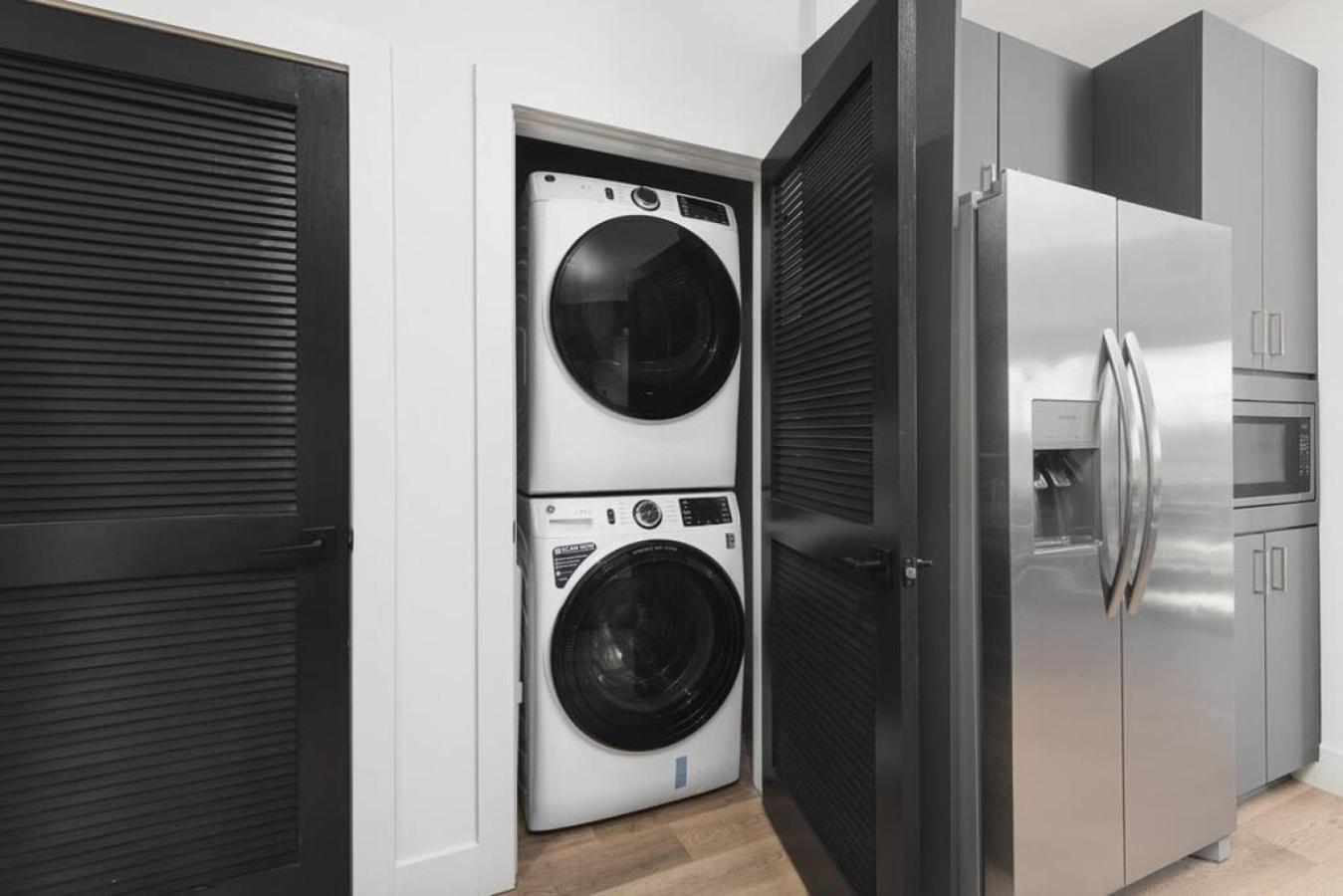Luxury 2 Bedroom 4 Bed With Huge Wrap Around Patio Gym And Pool Apartment *