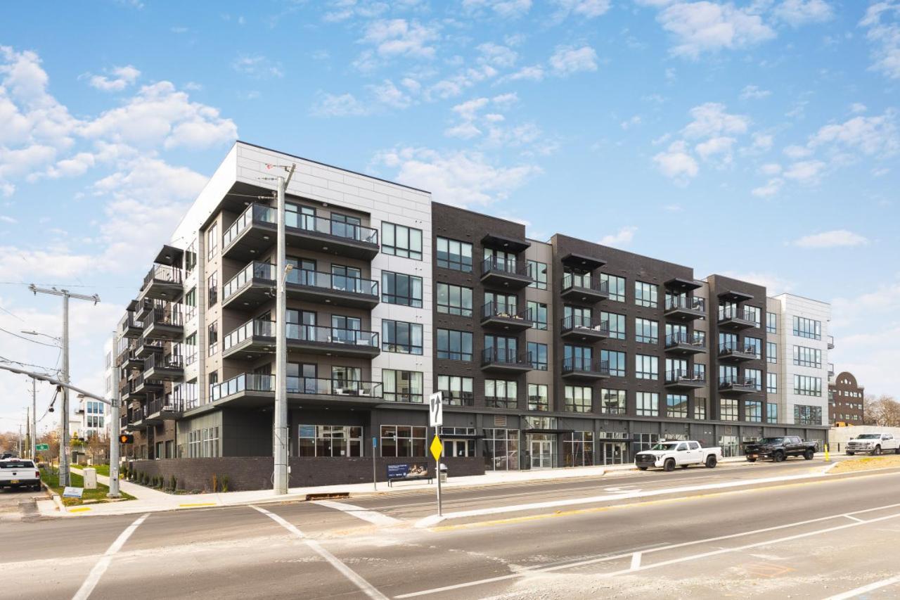 Luxury 2 Bedroom 4 Bed With Huge Wrap Around Patio Gym And Pool Apartment