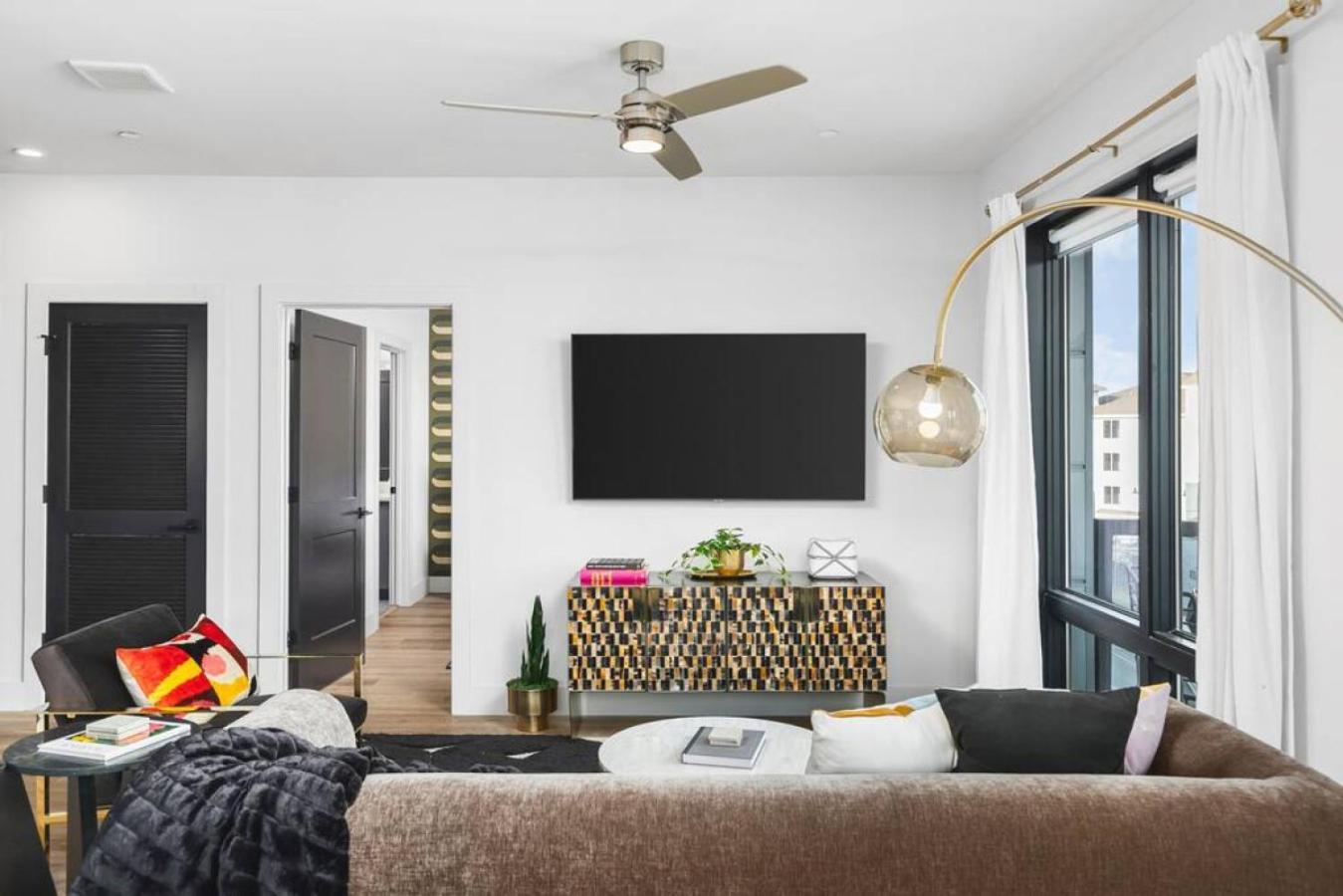 Luxury 2 Bedroom 4 Bed With Huge Wrap Around Patio Gym And Pool Apartment Nashville