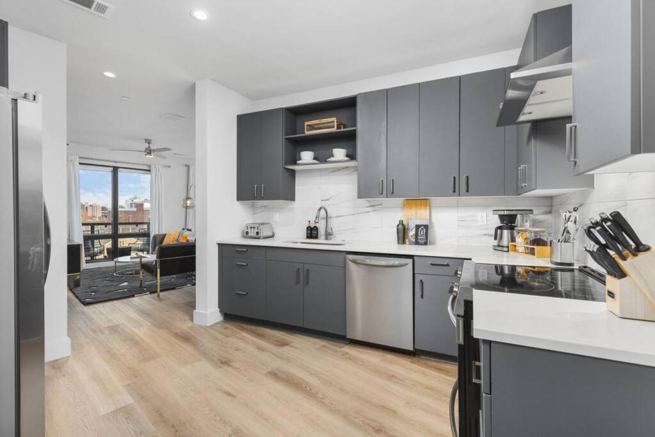 Apartment Luxury 2 Bedroom 4 Bed With Huge Wrap Around Patio Gym And Pool Nashville
