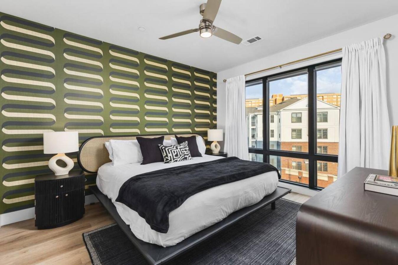 Luxury 2 Bedroom 4 Bed With Huge Wrap Around Patio Gym And Pool Apartment Nashville