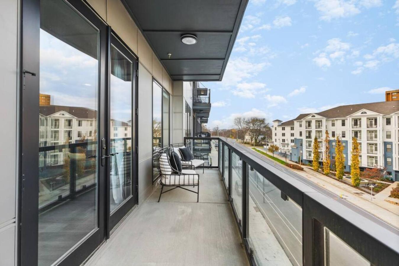 Luxury 2 Bedroom 4 Bed With Huge Wrap Around Patio Gym And Pool * Nashville